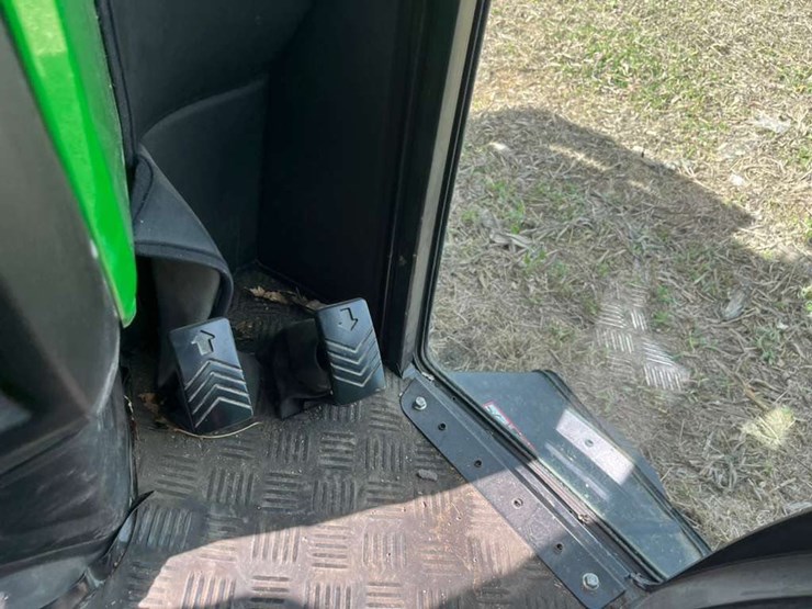 2025-john-deere-2025r-image-29