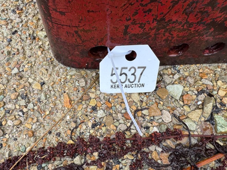 #5537-•-front-weight-bracket-ih-tractor-image-3