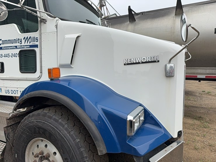 2010-kenworth-bulk-feed-truck-image-7