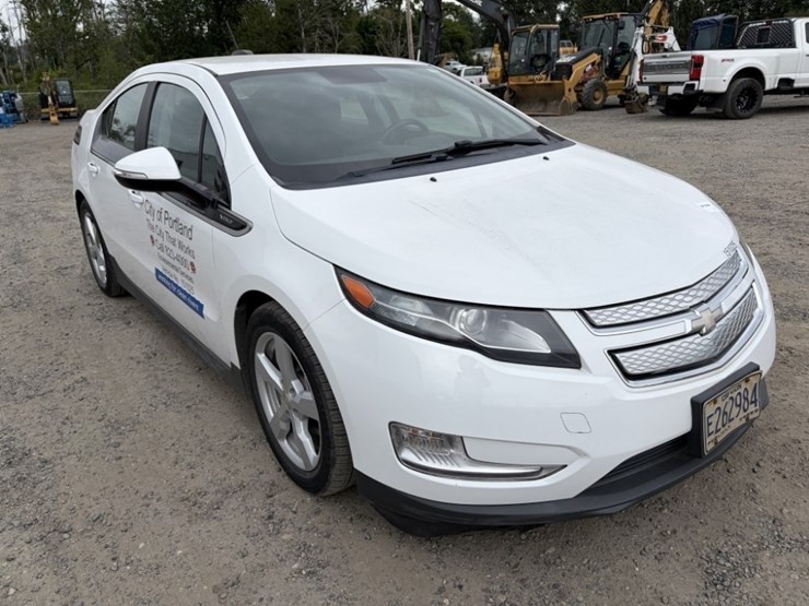 2015-chevrolet-volt-hybrid-sedan-image-2