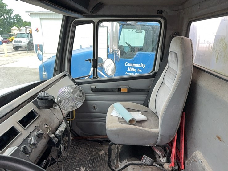 2011-freightliner-liquid-tender-truck-image-27