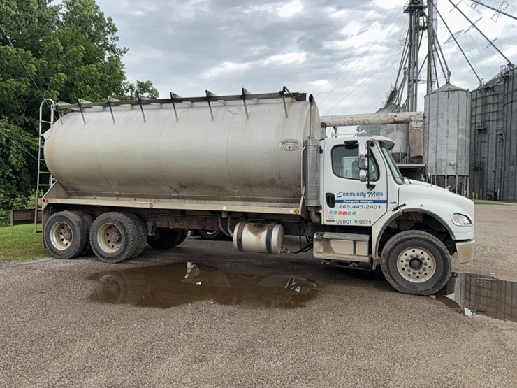 2007-freightliner-bulk-feed-truck-image-3