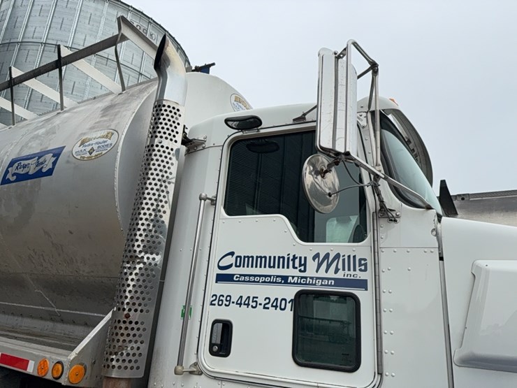 2010-kenworth-bulk-feed-truck-image-9