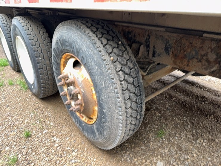 2010-kenworth-bulk-feed-truck-image-21