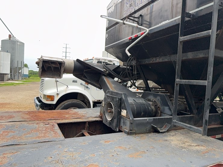 2010-behnke-b&b-dry-fert-trailer-image-15