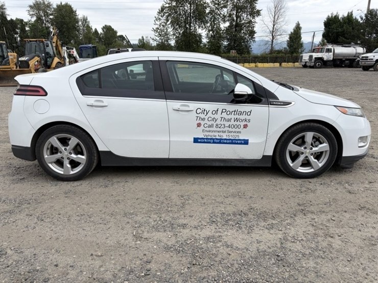 2015-chevrolet-volt-hybrid-sedan-image-3