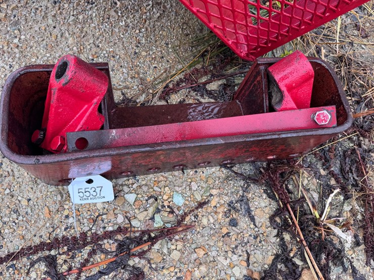 #5537-•-front-weight-bracket-ih-tractor-image-2