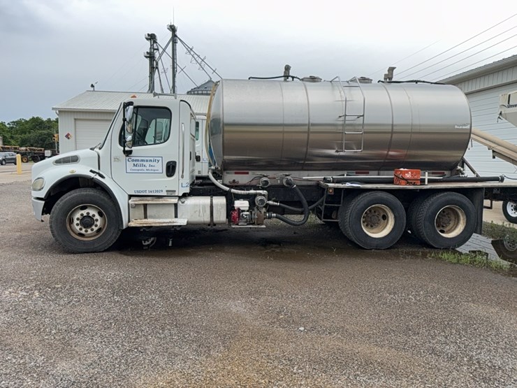 2004-freightliner-liquid-tender-truck-image-5