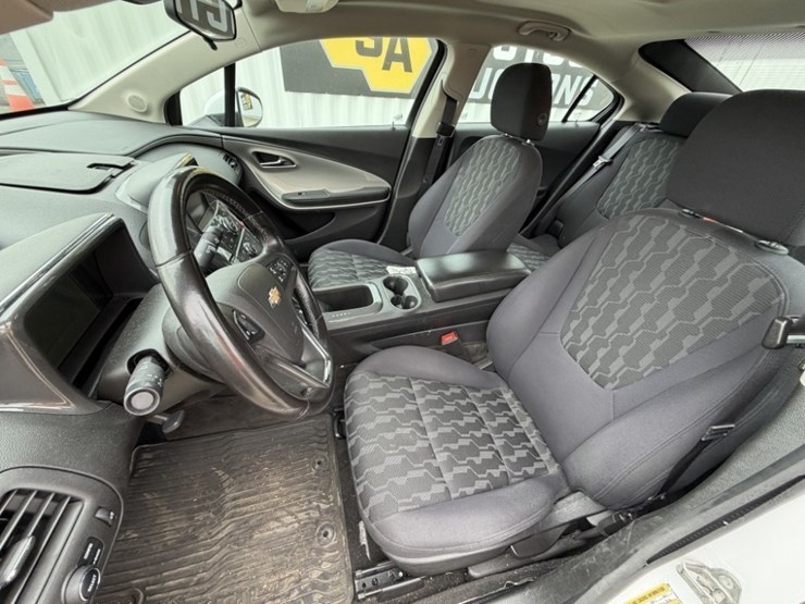2015-chevrolet-volt-hybrid-sedan-image-22