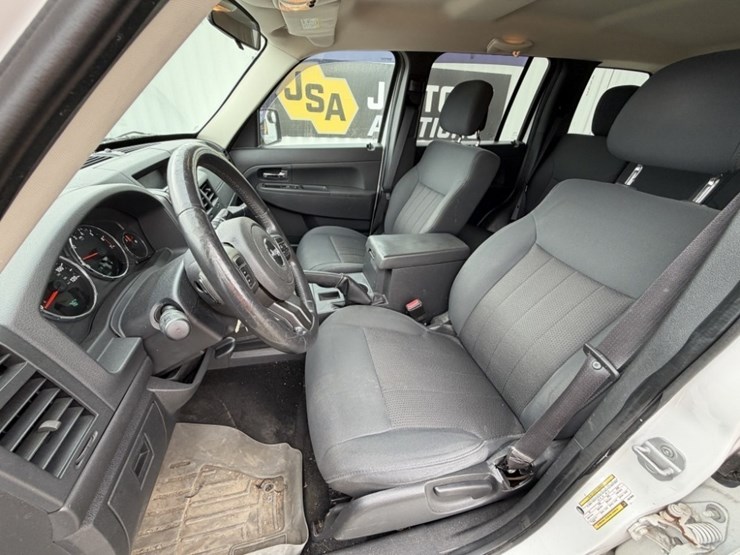 2012-jeep-liberty-image-25
