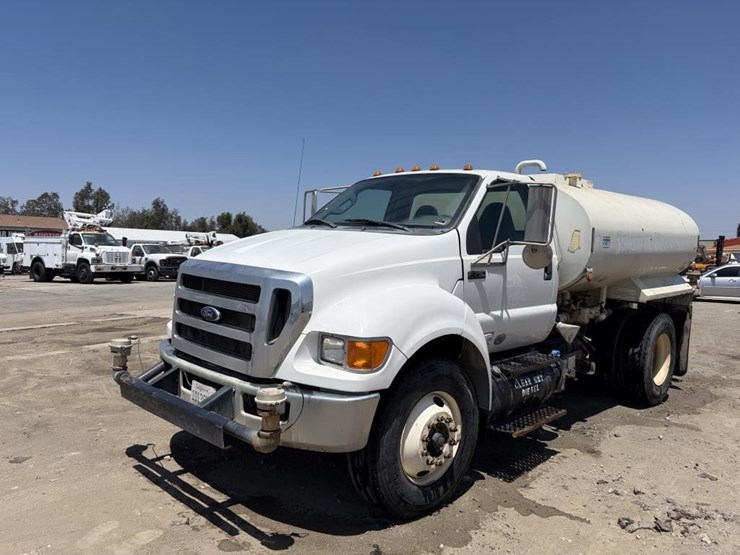 2013-ford-f750-image-1