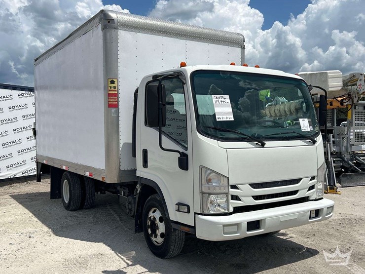 2017-isuzu-npr-image-2