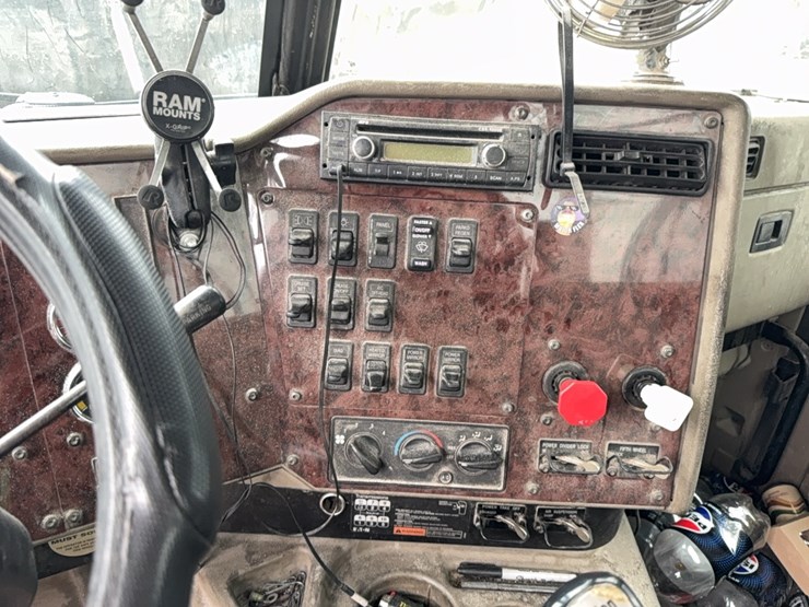 2011-ih-9200-pro-star-semi-tractor-image-35