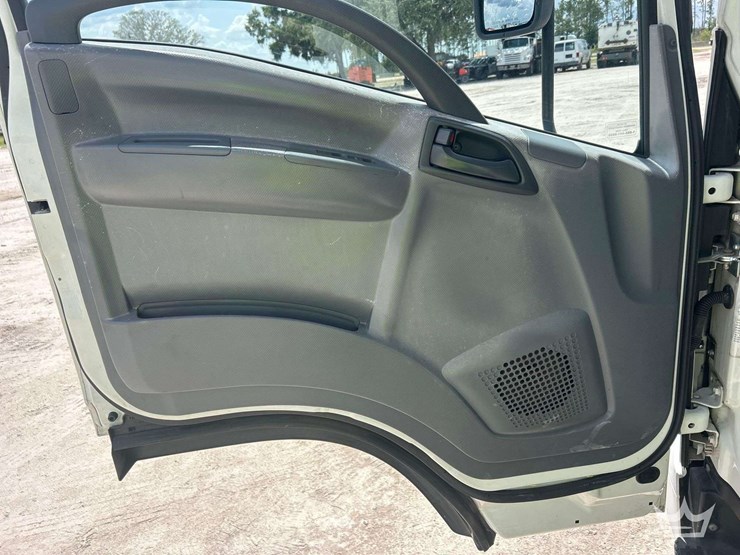 2017-isuzu-npr-image-20