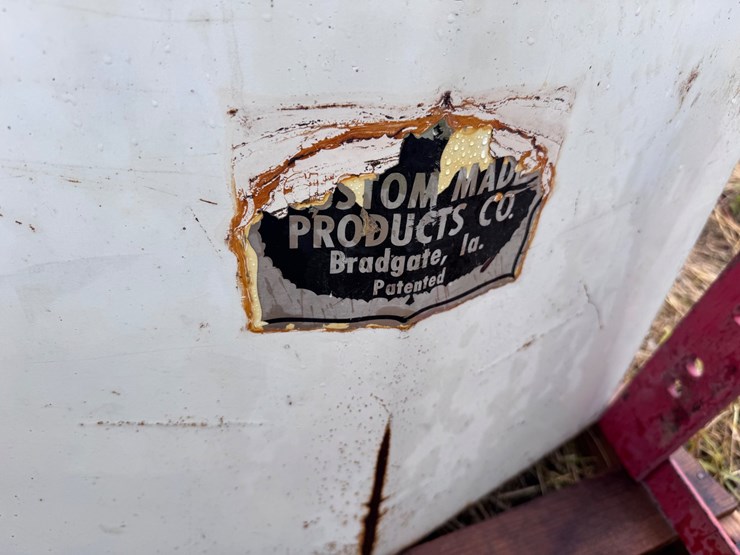#5531-•-ih-front-fuel-tank-with-brackets-and-headlight-covers-image-2