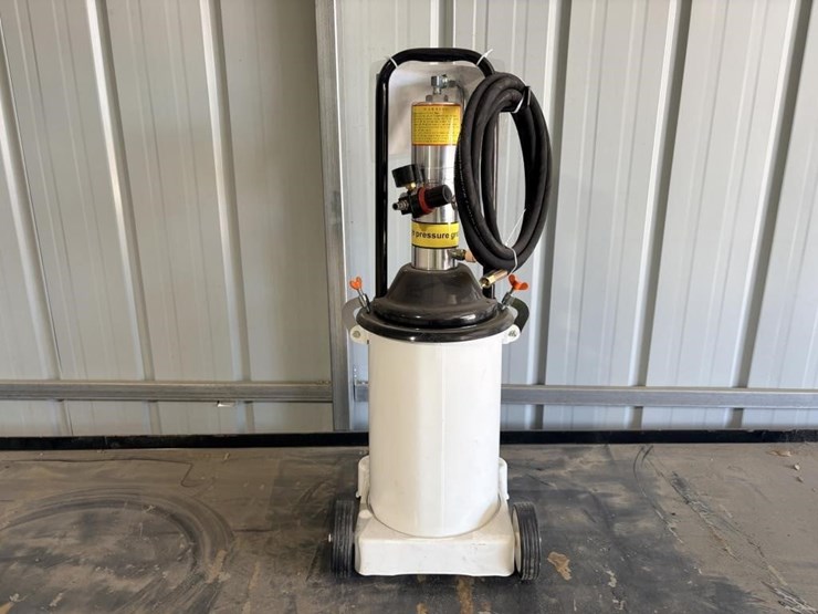 high-pressure-air-operated-grease-pump-image-2