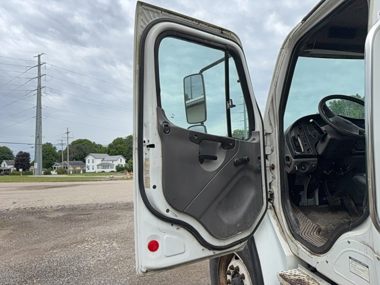 2004-freightliner-liquid-tender-truck-image-33
