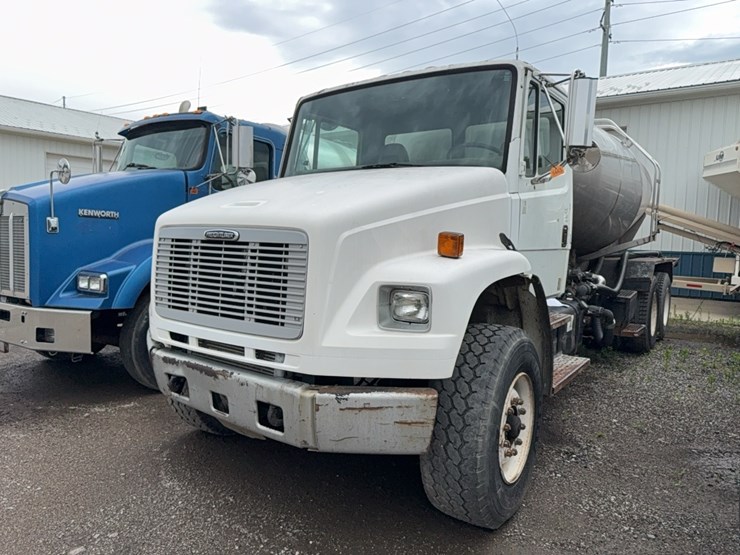 2011-freightliner-liquid-tender-truck-image-1