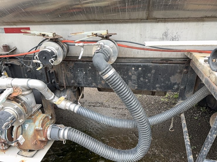 2004-freightliner-liquid-tender-truck-image-22