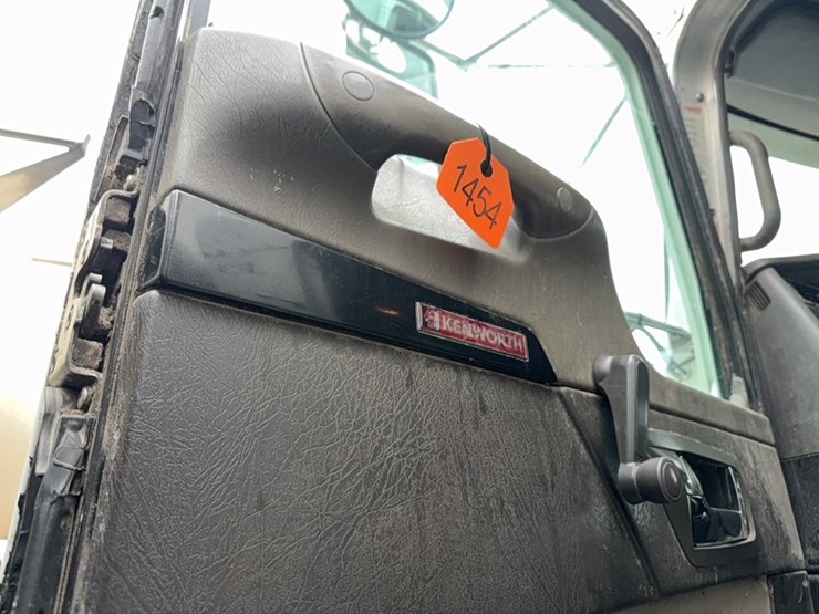 2010-kenworth-bulk-feed-truck-image-33