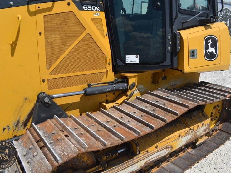 2022-deere-650k-lgp-image-23