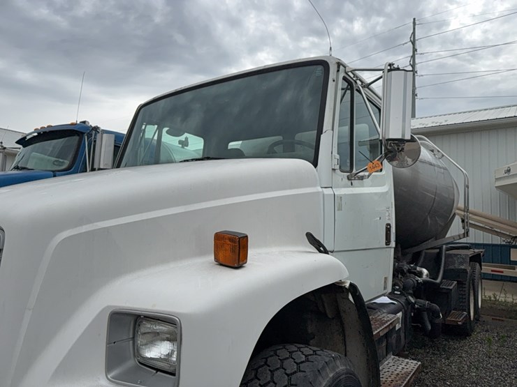 2011-freightliner-liquid-tender-truck-image-21