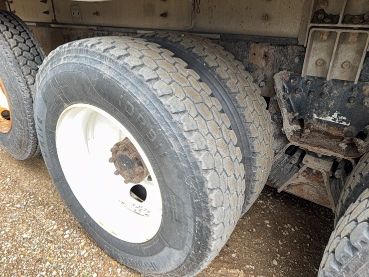2010-kenworth-bulk-feed-truck-image-14