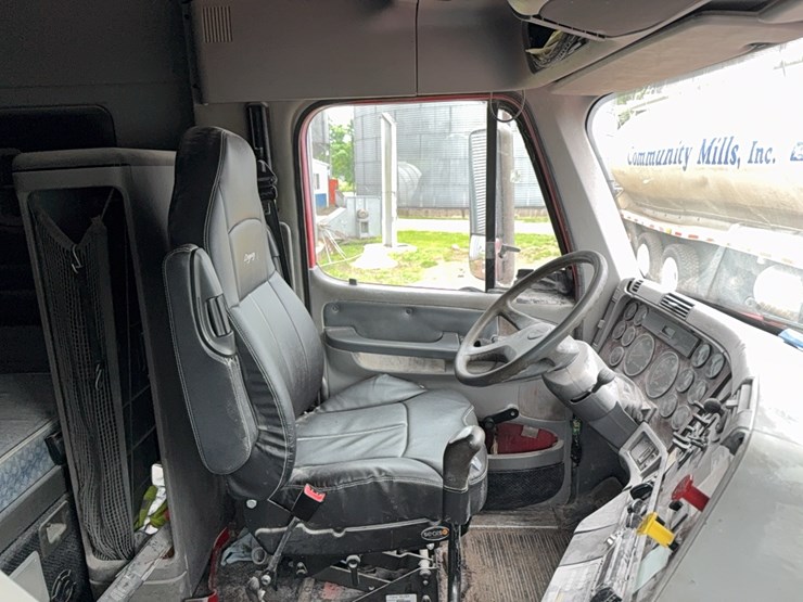 1999-freightliner-century-series-semi-tractor-image-26