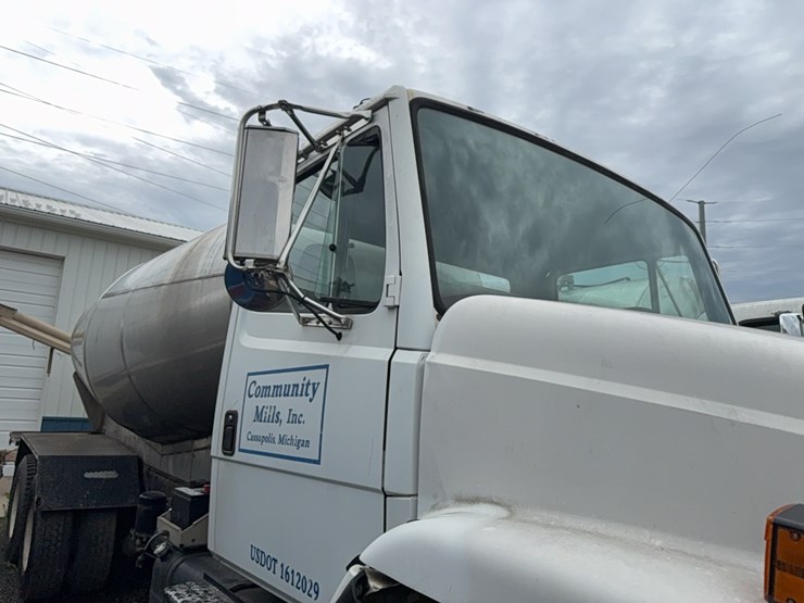2011-freightliner-liquid-tender-truck-image-20