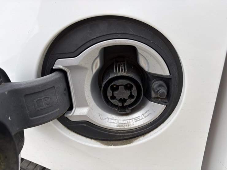 2015-chevrolet-volt-hybrid-sedan-image-16