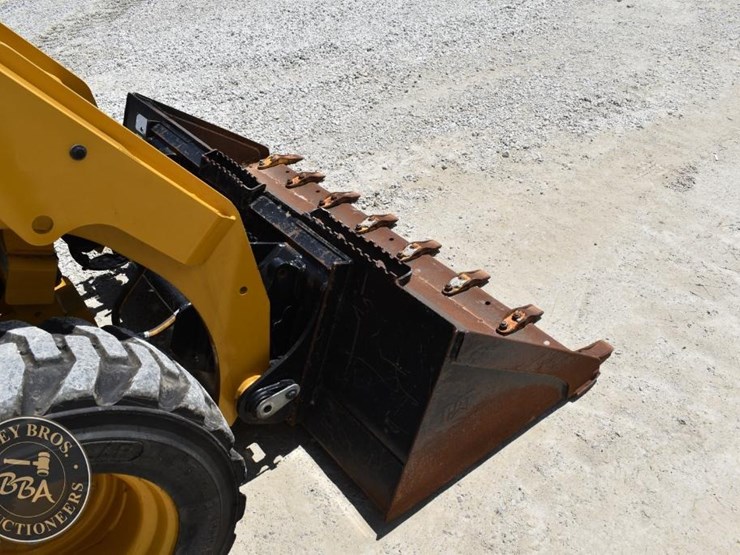 2023-caterpillar-242d3-image-22