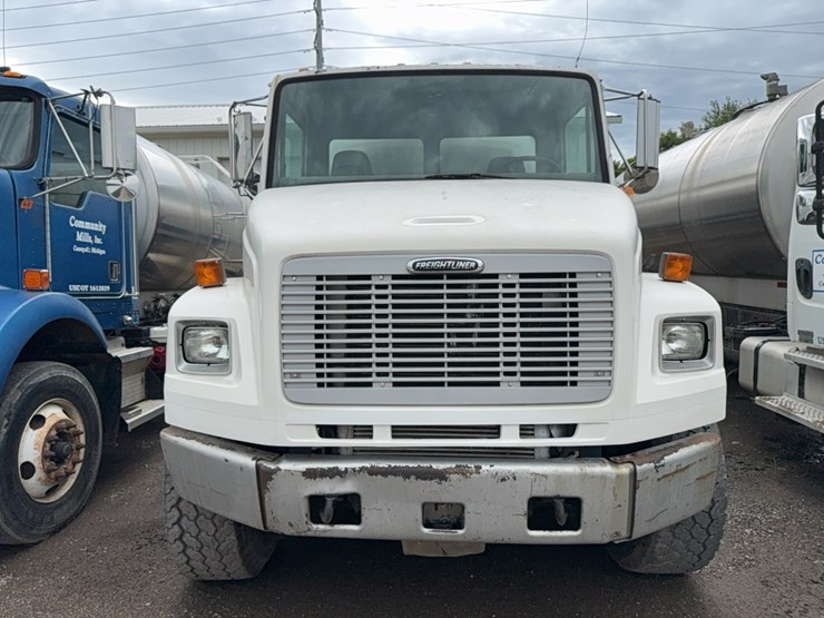 2011-freightliner-liquid-tender-truck-image-3