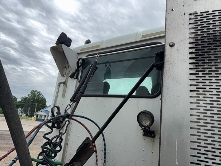 2011-ih-9200-pro-star-semi-tractor-image-23