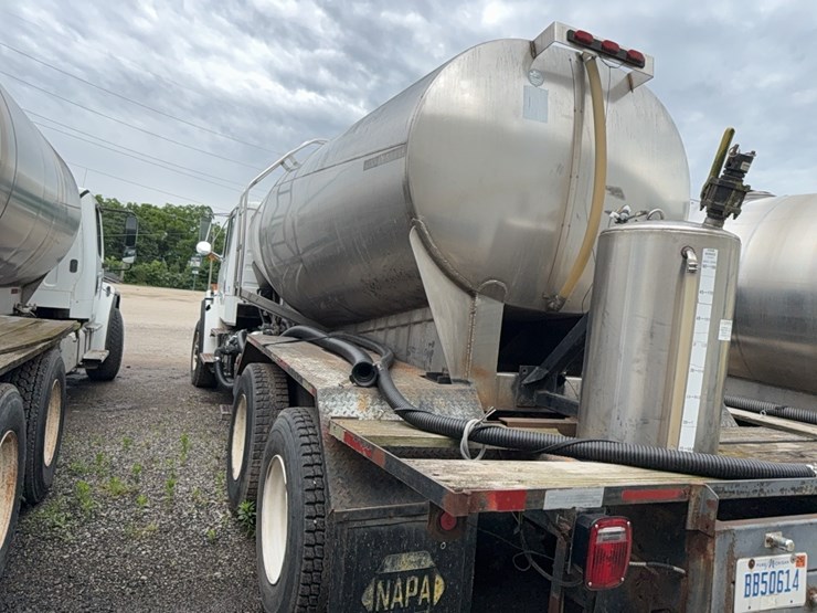 2011-freightliner-liquid-tender-truck-image-6