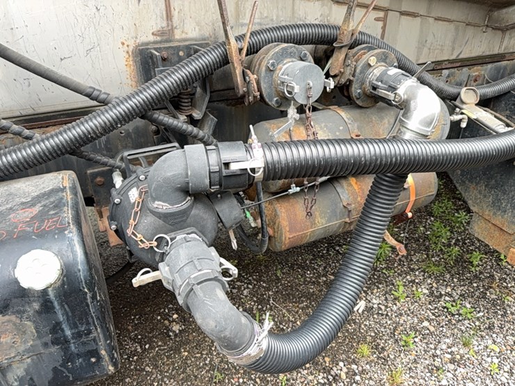 2011-freightliner-liquid-tender-truck-image-9