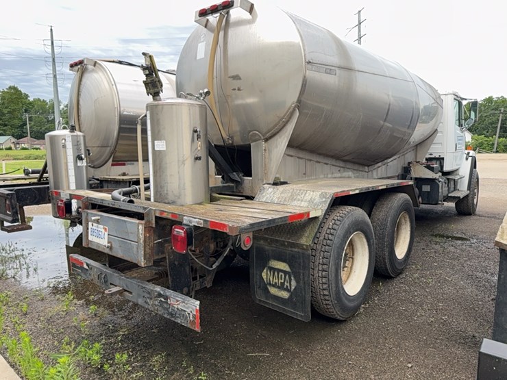 2011-freightliner-liquid-tender-truck-image-4