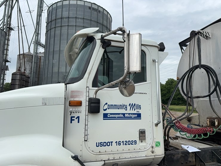2011-ih-9200-pro-star-semi-tractor-image-12