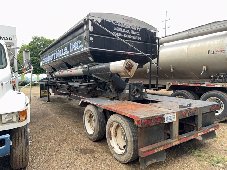 2010-behnke-b&b-dry-fert-trailer-image-10