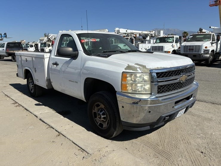 2011-chevrolet-silverado-2500-image-2