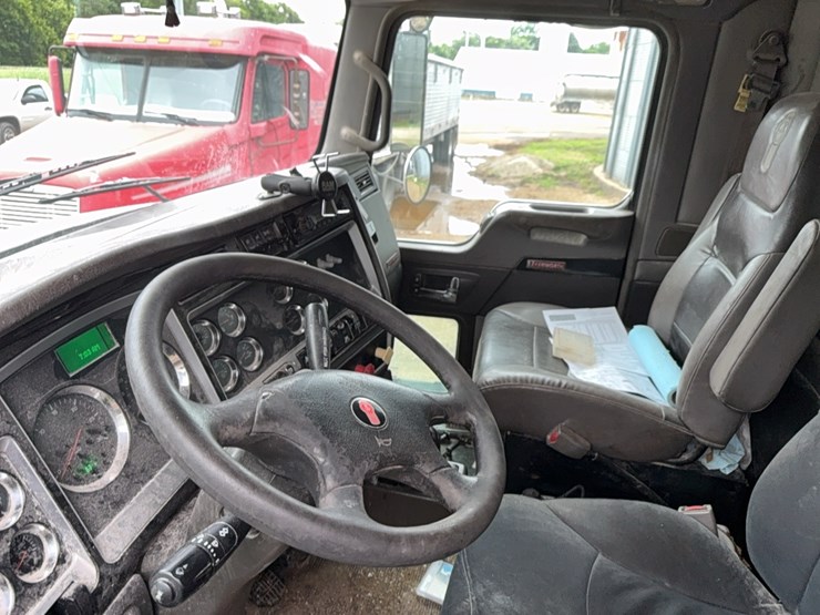 2010-kenworth-bulk-feed-truck-image-34