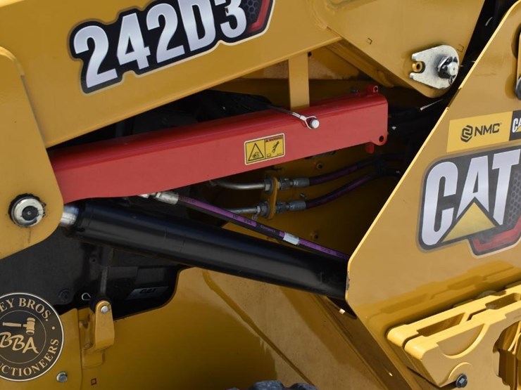 2023-caterpillar-242d3-image-28