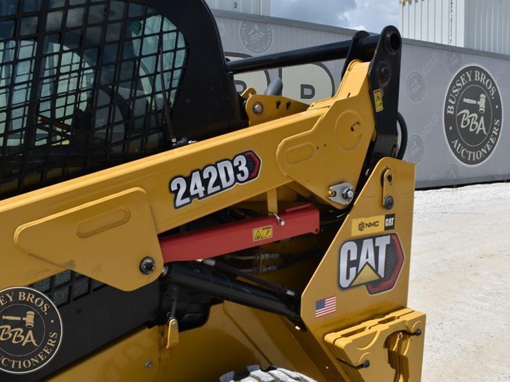 2023-caterpillar-242d3-image-23