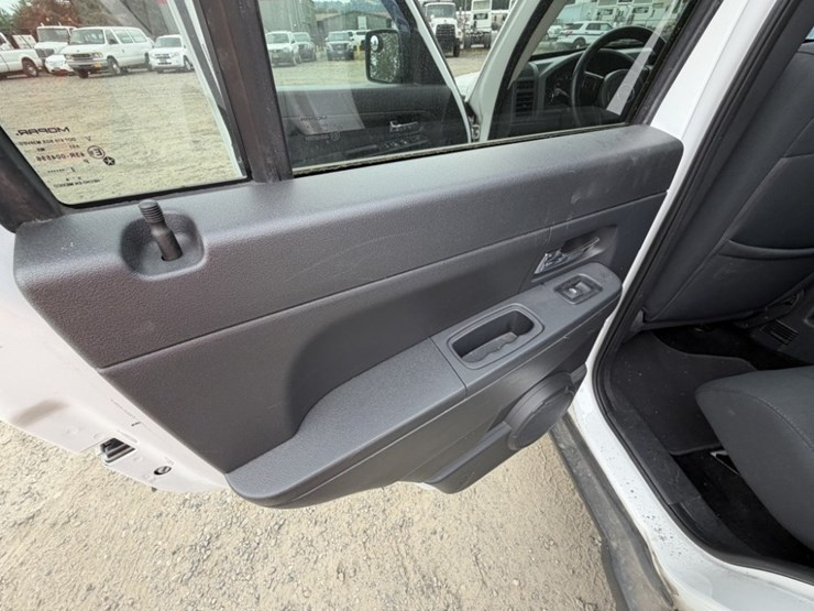 2012-jeep-liberty-image-24