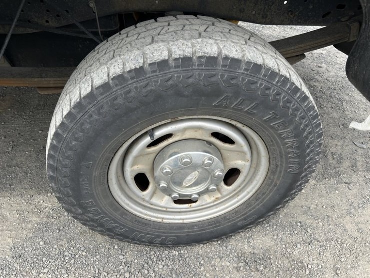 2010-ford-f250-xl-image-11