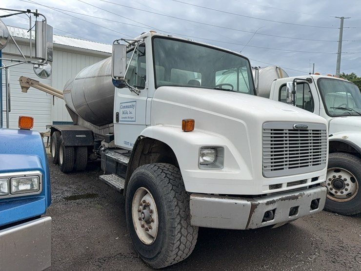 2011-freightliner-liquid-tender-truck-image-2