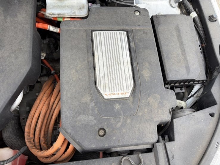 2015-chevrolet-volt-hybrid-sedan-image-13