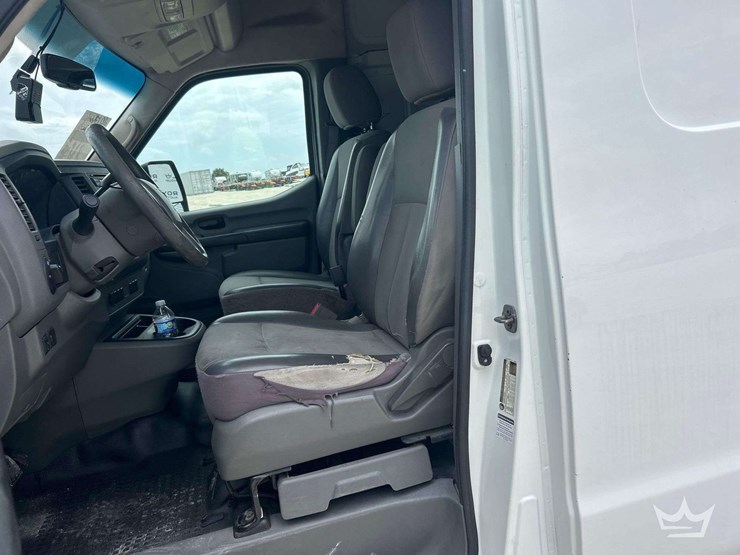 2017-nissan-nv2500hd-image-13