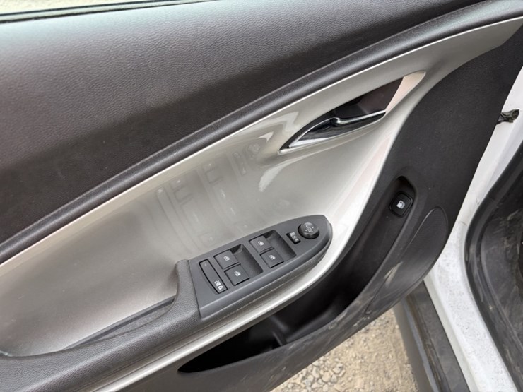 2015-chevrolet-volt-hybrid-sedan-image-24
