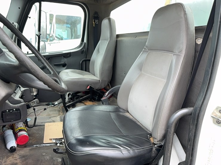 2004-freightliner-liquid-tender-truck-image-32