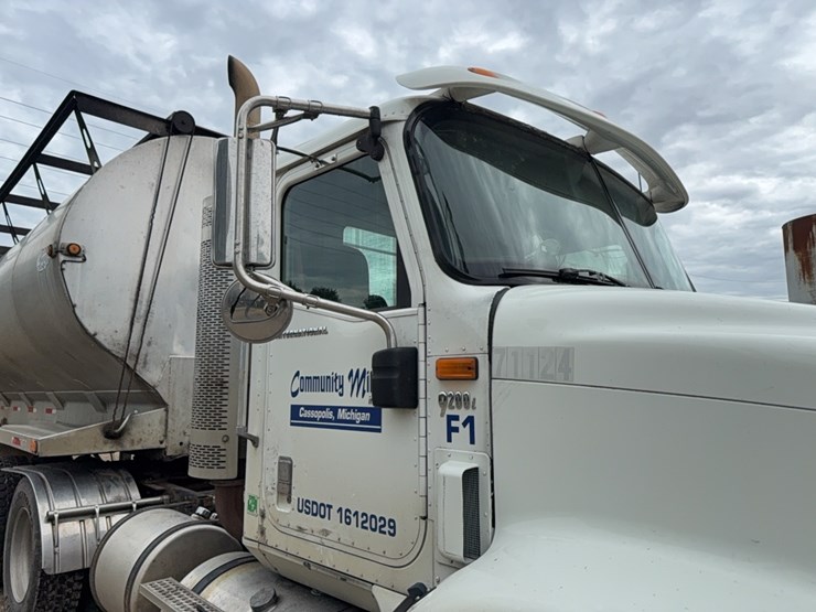 2011-ih-9200-pro-star-semi-tractor-image-16